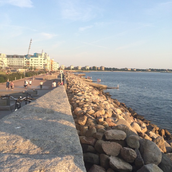 Västra Hamnen i Malmö - människor flanerar, fikar, äter glass, badar, skrattar och har kul. Lever livet helt enkelt!